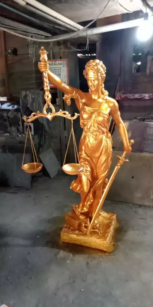 PATUNG DEWI KEADILAN UJURAN . 170 cm
