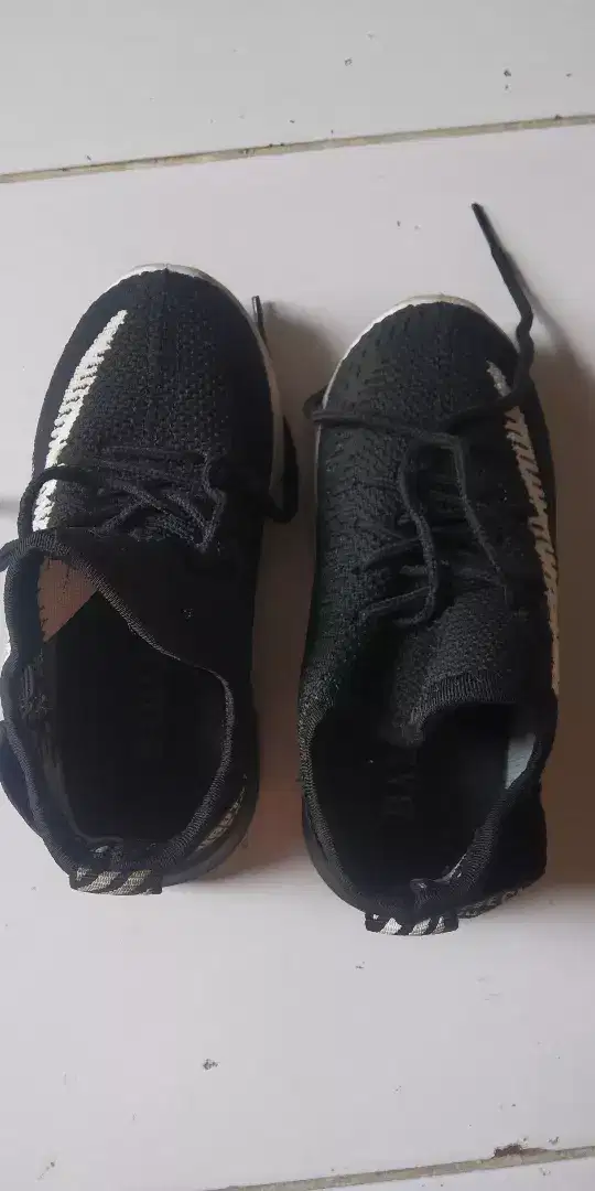 Sepatu anak warna hitam