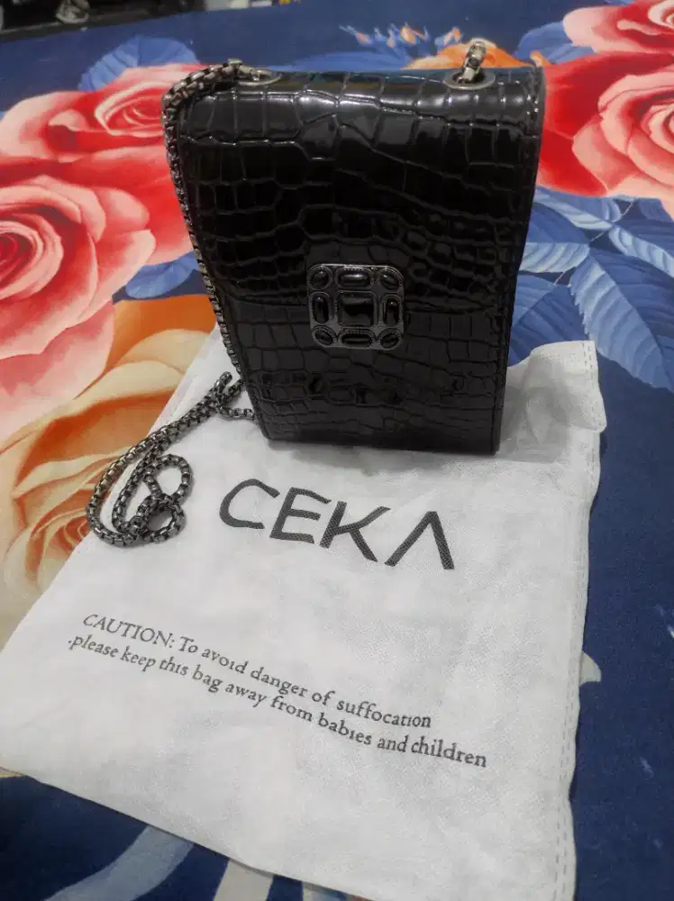 Tas selendang wanita