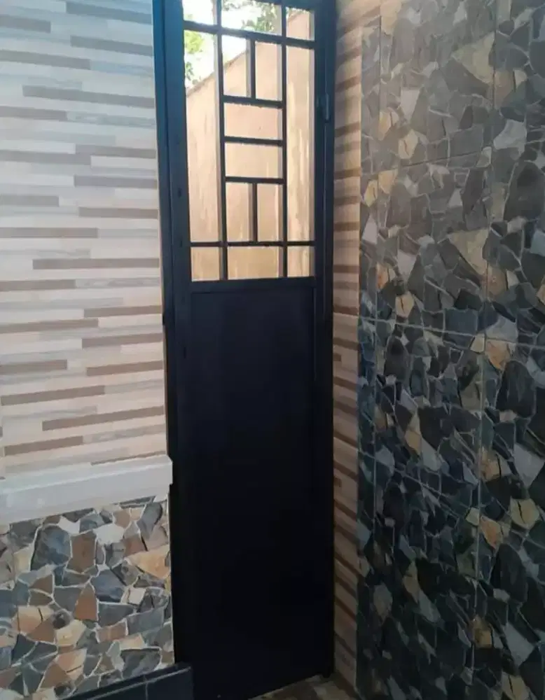 Pintu samping desain plat minimalis