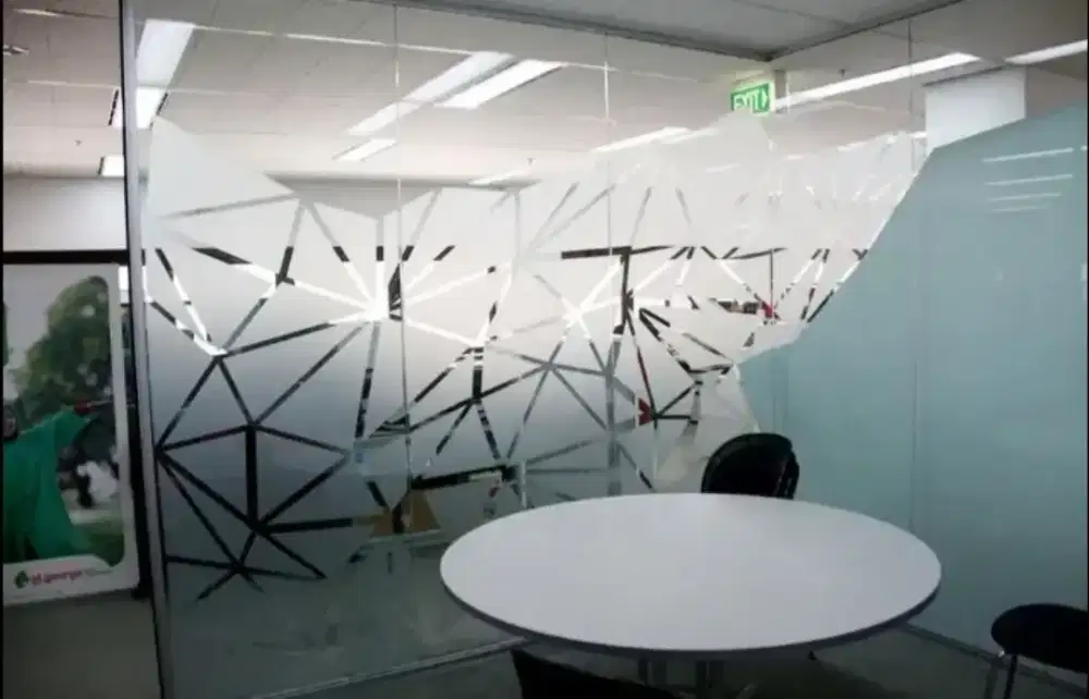 Unik jika kaca dutambahkan stiker sanblas dan kaca film