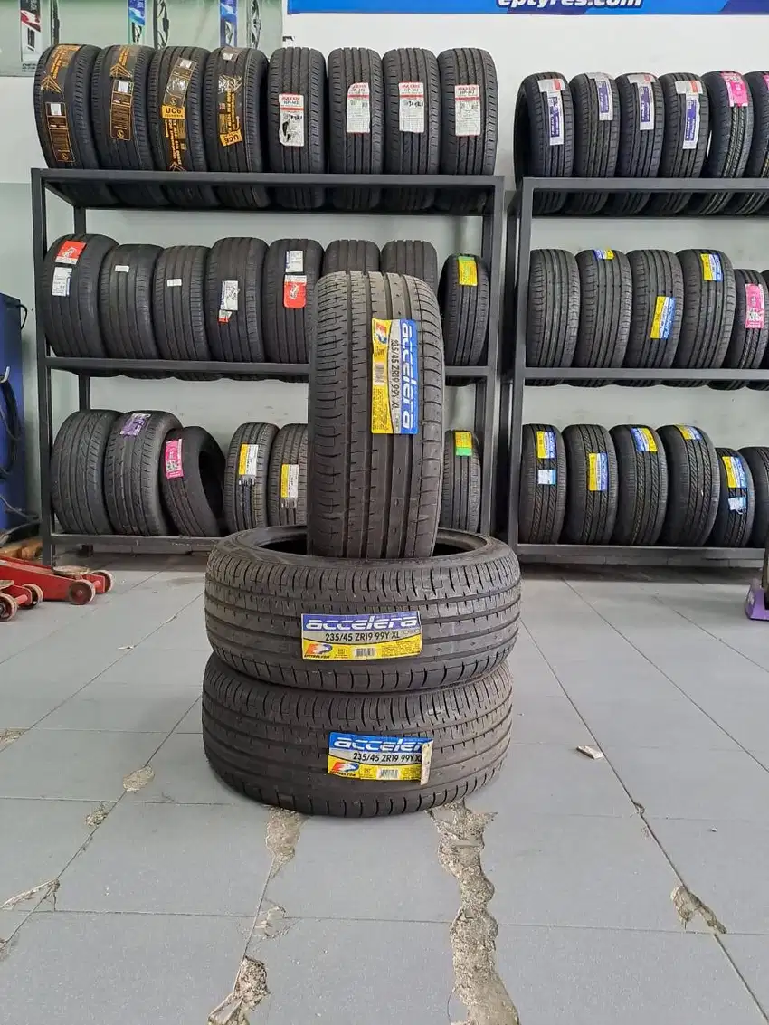 Ban Accelera 235/45/19 PHI-R