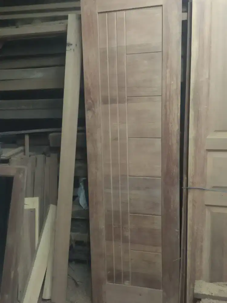 Kusen dan daun pintu utama minimalis