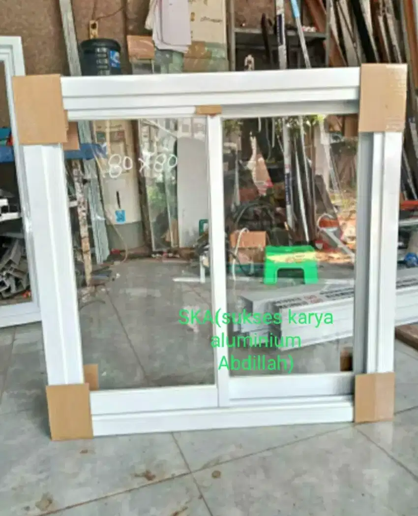 Jendela aluminium kaca  model sliding motif polos UK T80XL80