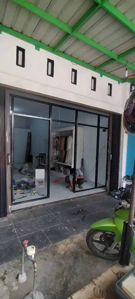 Partisi kaca dan aluminium