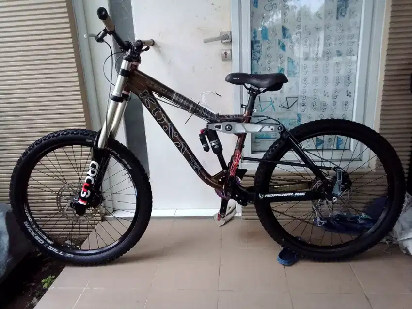 Kona stinky deluxe Collosus downhill murah mulus