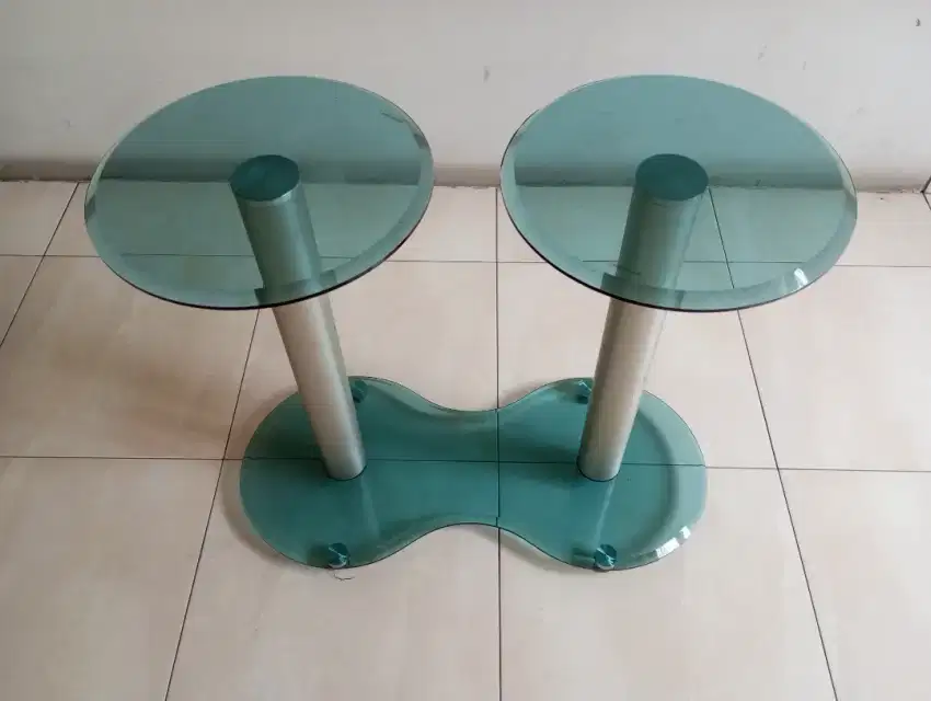 Meja kaca bulat