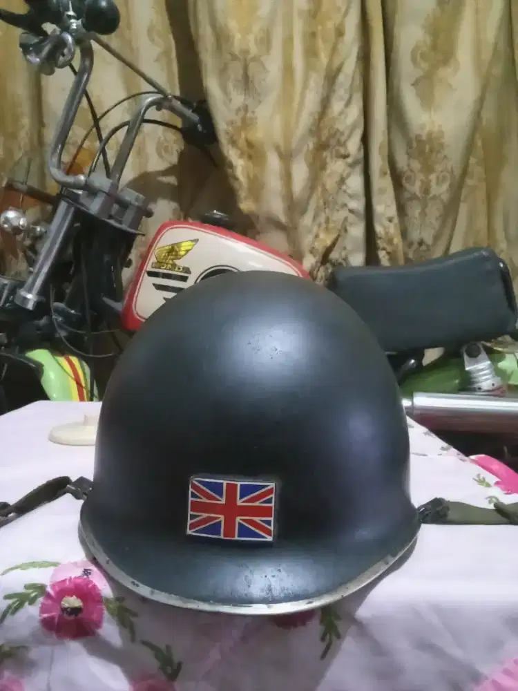 dijual helm bahan baja asli perang dunia army jadul.anti peluru.WA AJA