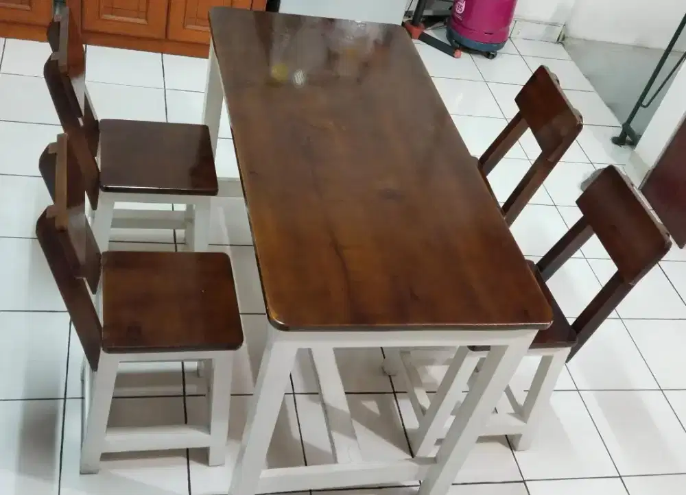 Meja dan Kursi Makan