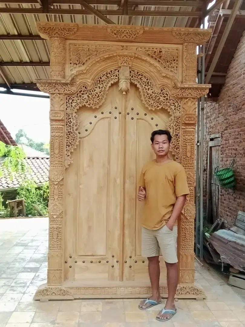 Kusen gapura ukir