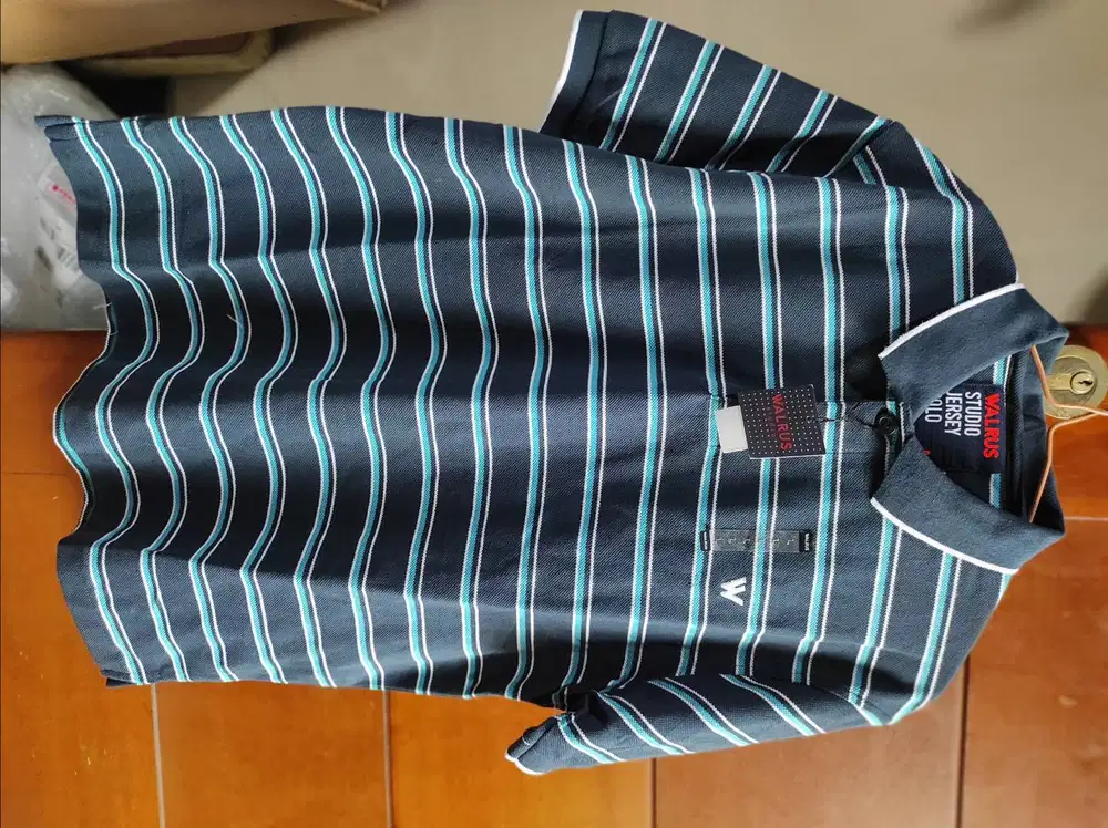 Baju polo merk Walruz original size L baru