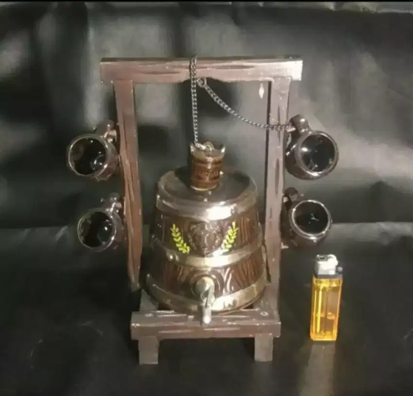 Hiasan tempat minuman anggur atau tempat minum
