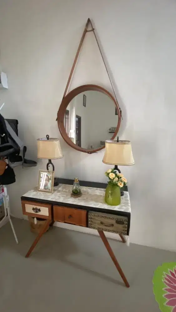 Meja hias pajangan dan kaca bulat