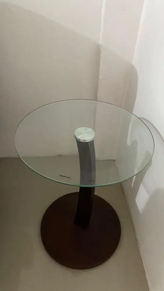 Meja sudut (coffe table) bulat baha kaca kaki dari kayu solid