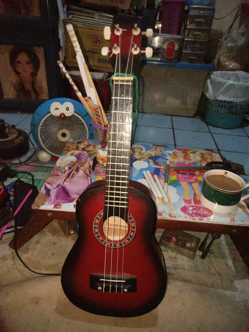 Ukulele Lokal Empat Senar