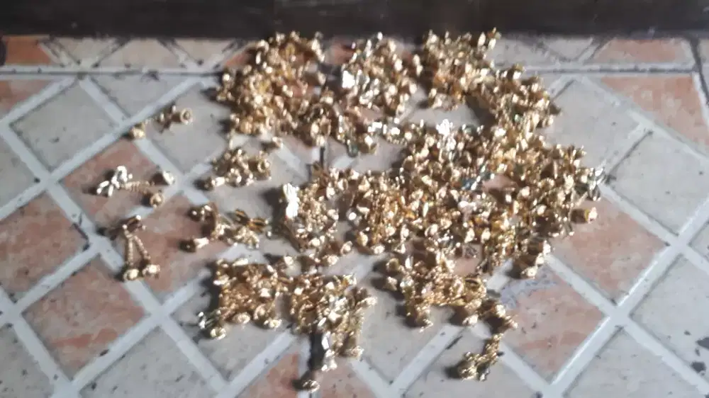 Se paket hiasan utk tas wanita dll brg baru hrg murah se lg ada cptdpt