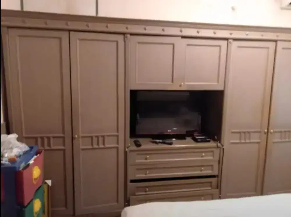 Lemari yang terbuat dari sungkai