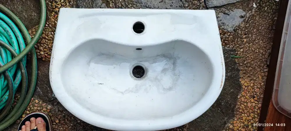 Dijual 1 biji wastafel 1/2 lingkaran merk TOTO LW829CJ asli
