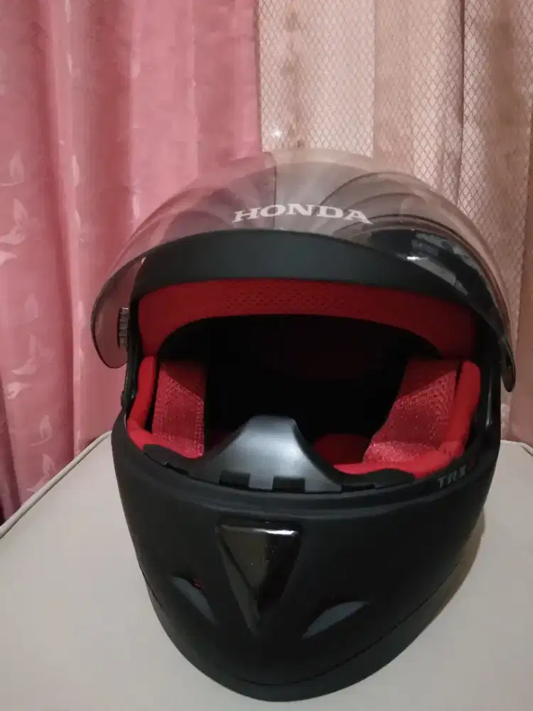 Helm bekas dan baru. Tas baru bagus sesuai foto.
