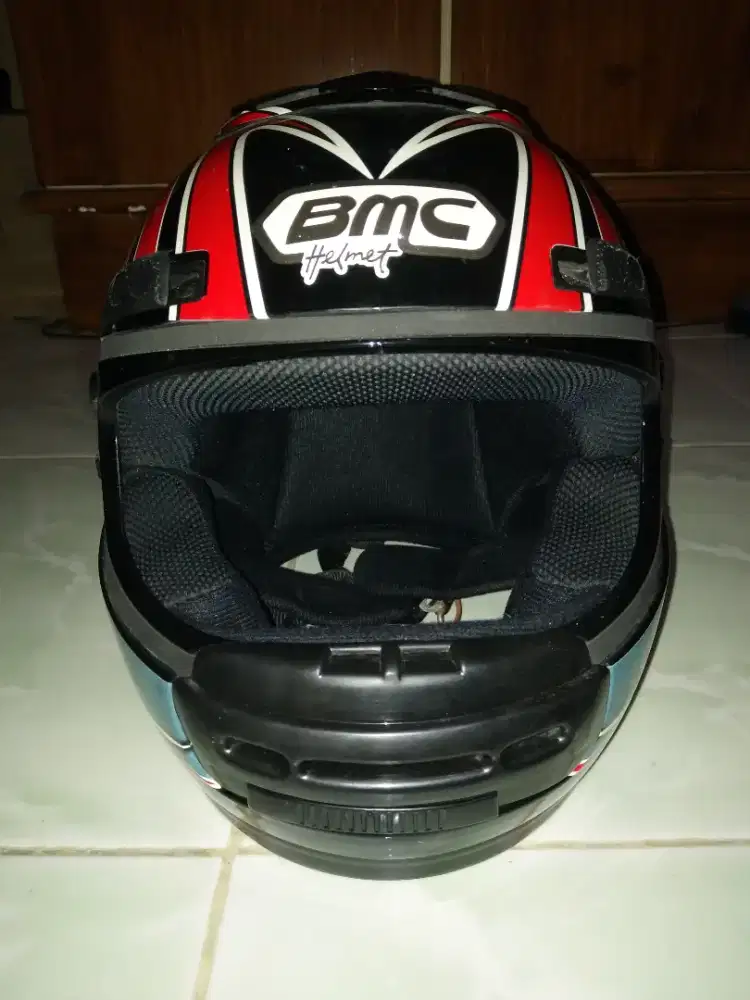 Helm bekas dan baru. Tas baru bagus sesuai foto.
