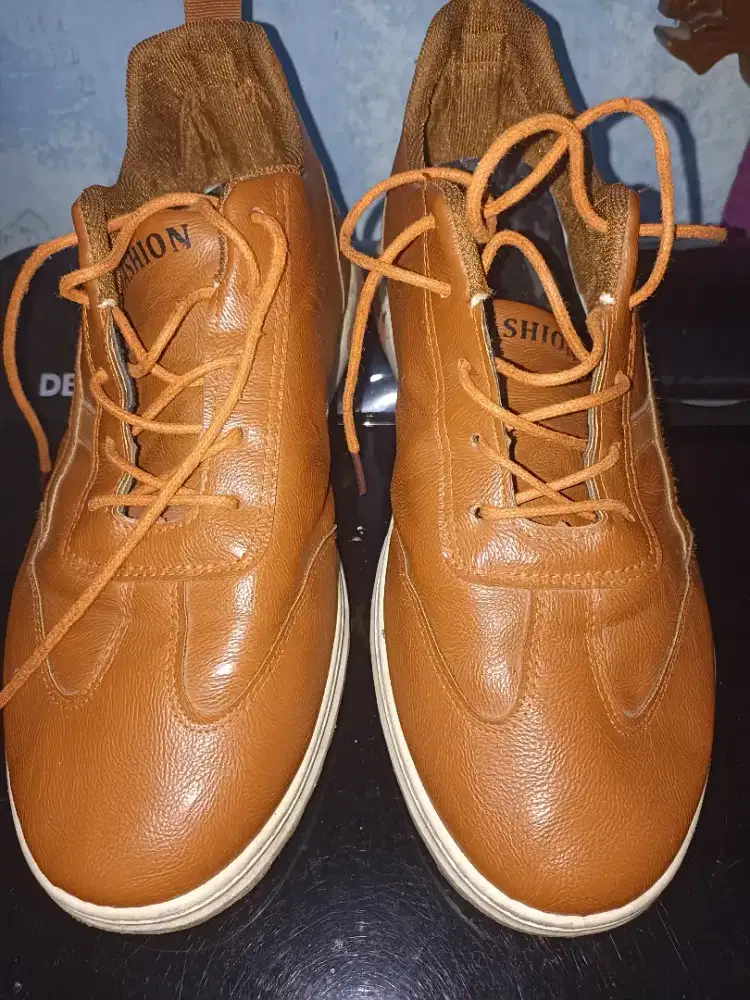 Sneakers Cowok size 43.Mulus