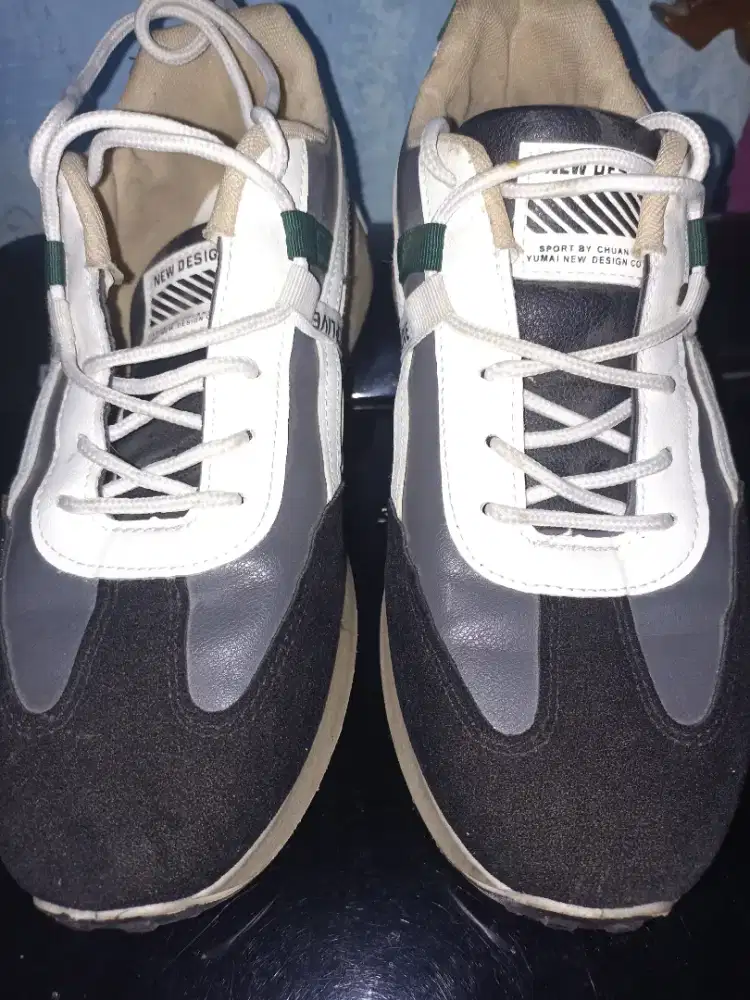 Sneakers cowok size 43.Mulus