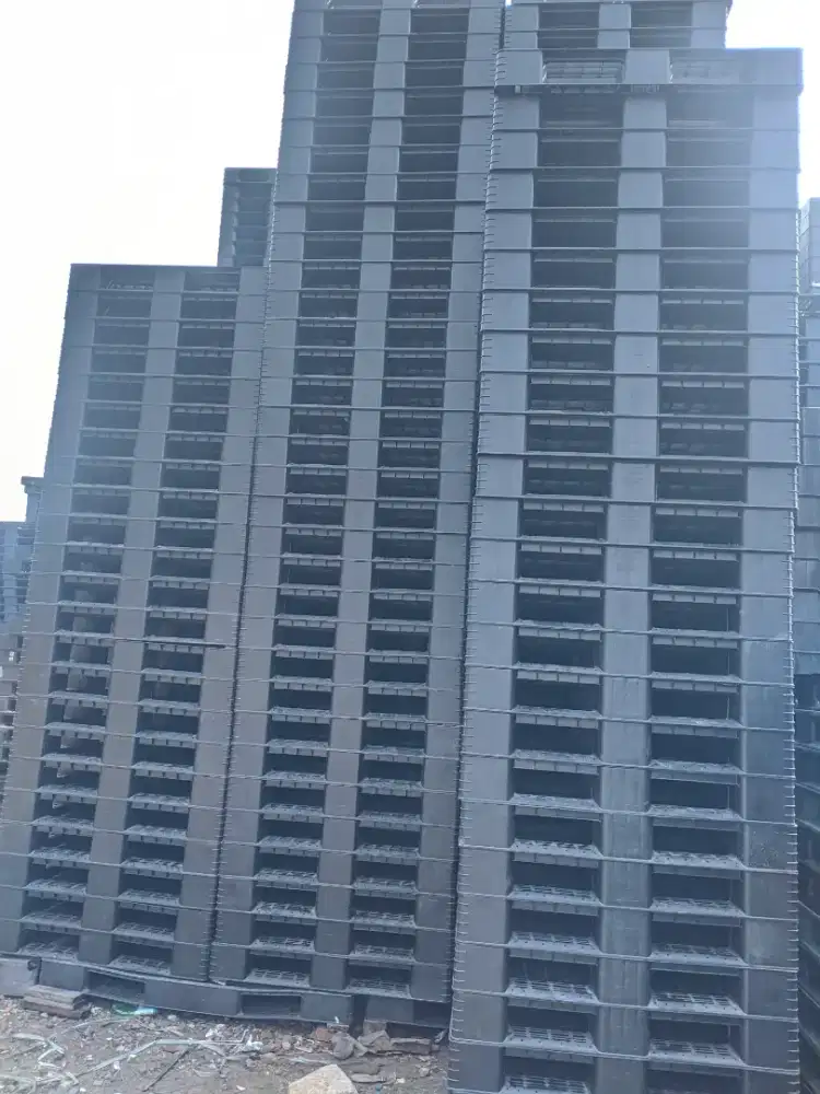 Palet plastik bekas kondisi baik