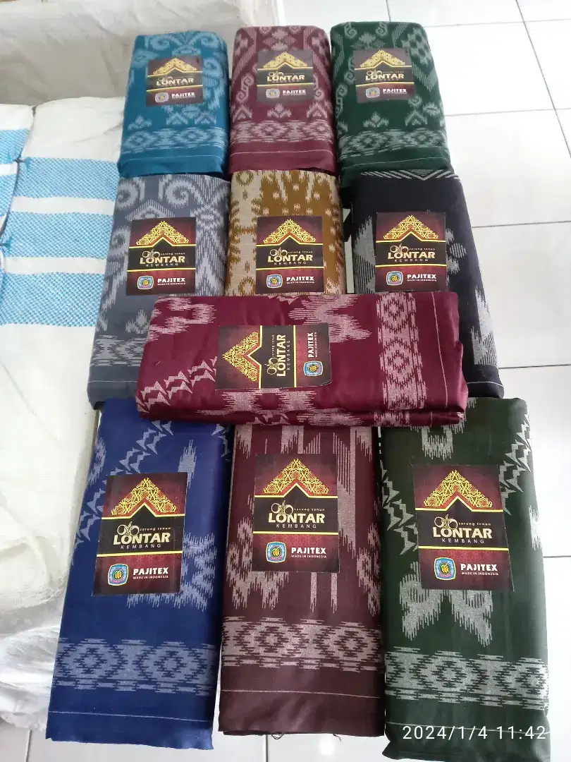 Sarung tenun motif kembang/ikat/ndek