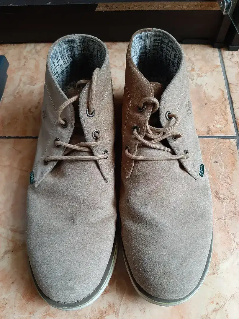 Polo boots warna beige