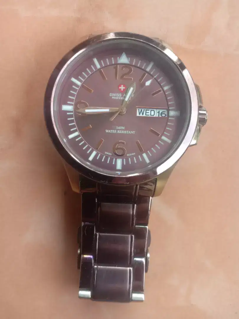 Dijual arloji merek Swiss Army model rantai