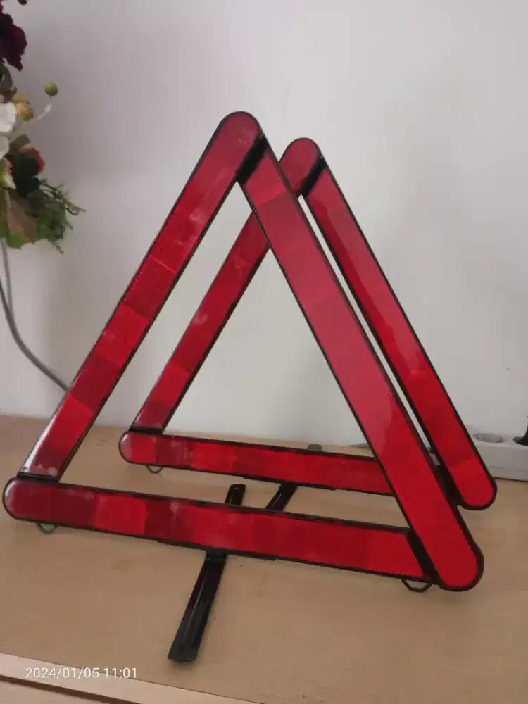 Segitiga Pengaman Rambu Darurat Mobil Mogok Original, sepasang