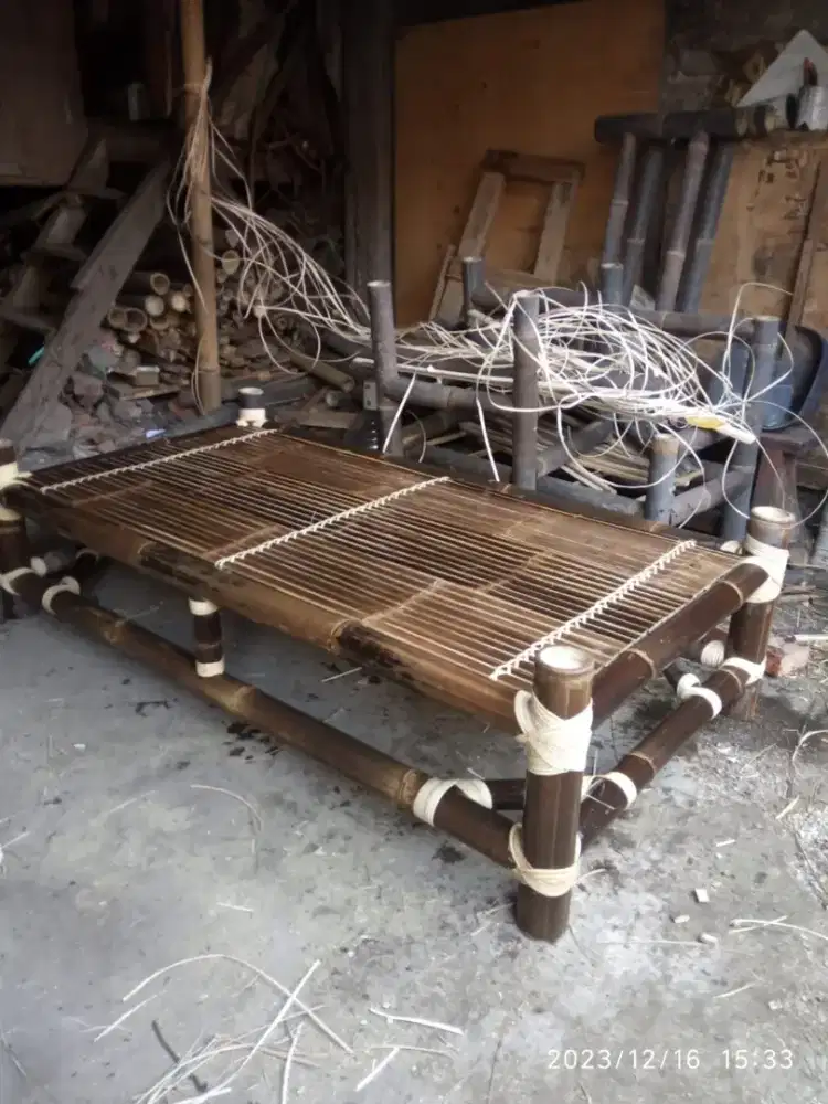 Bale bale bambu hitam.