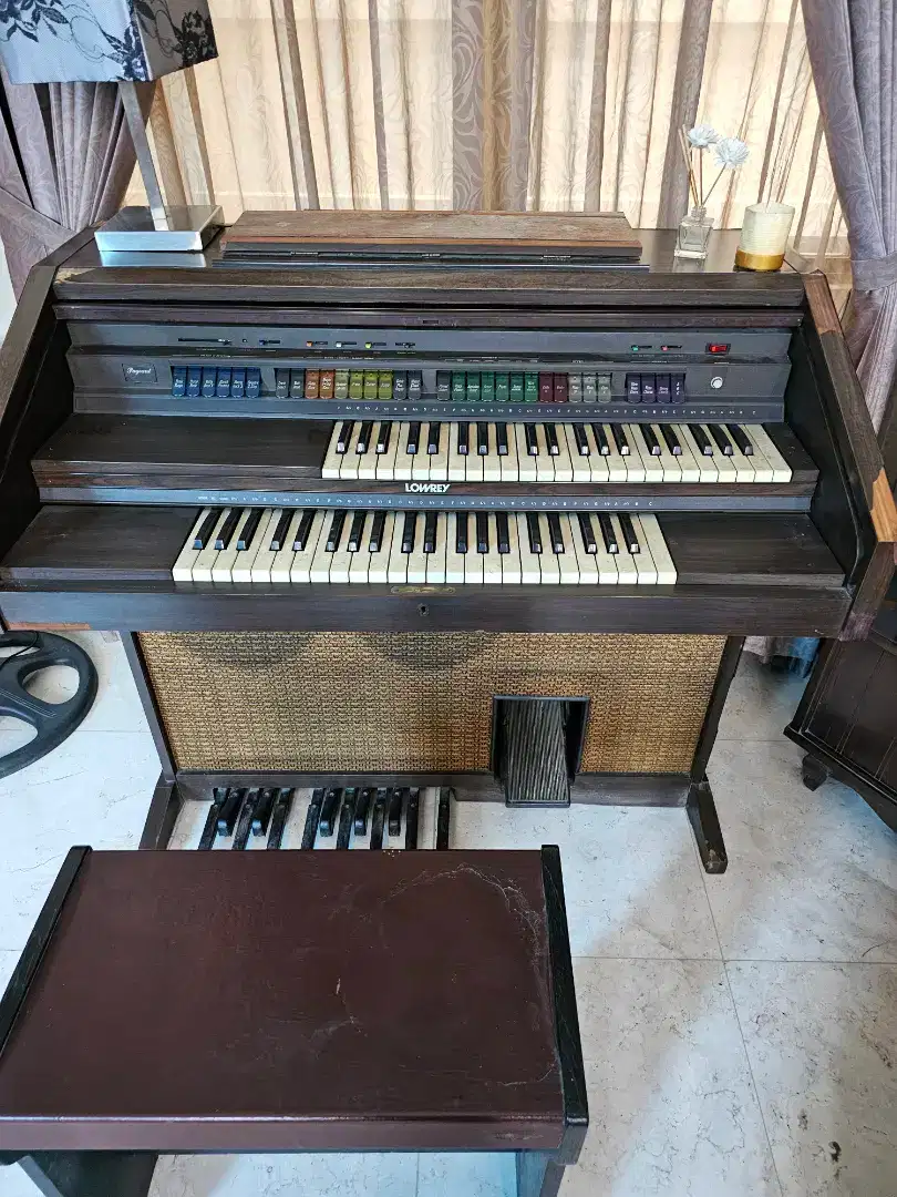 WOODEN ORGAN LOWREY