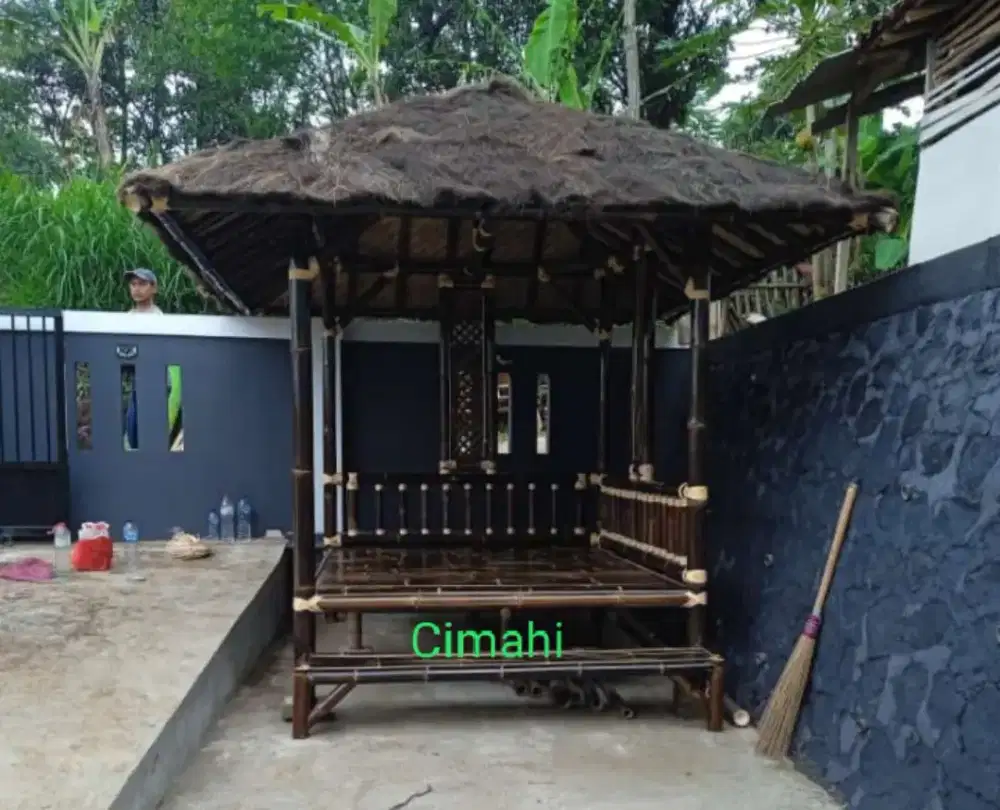 Saung bambu hitam