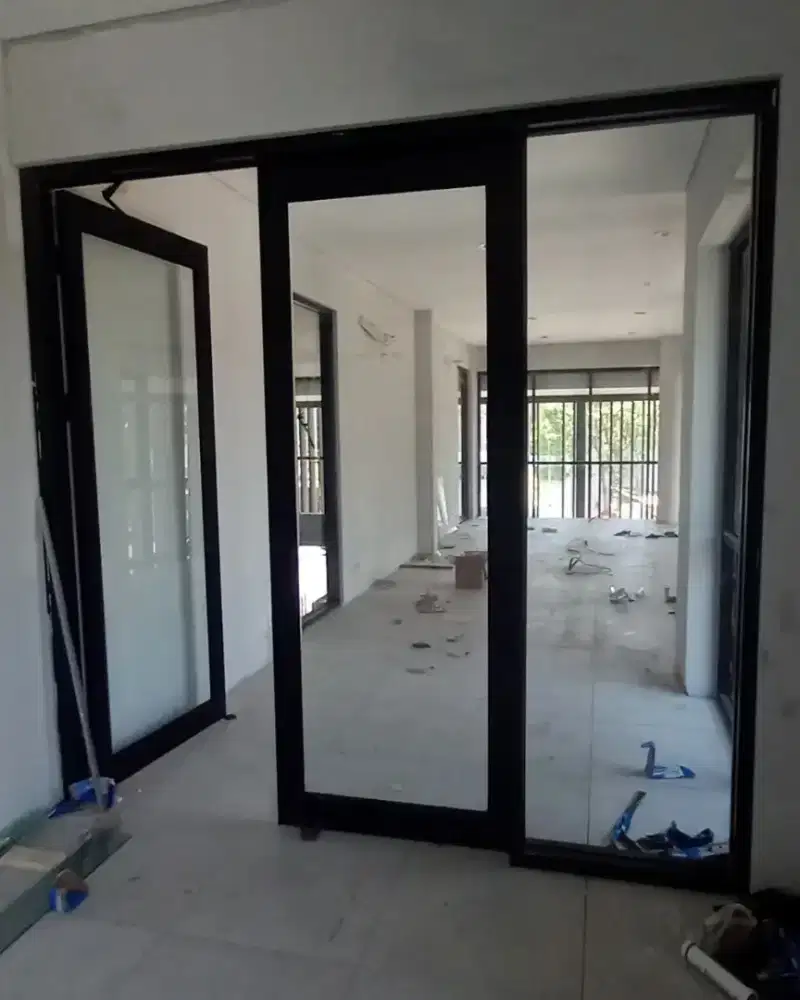 Pintu kaca dan sekat kaca