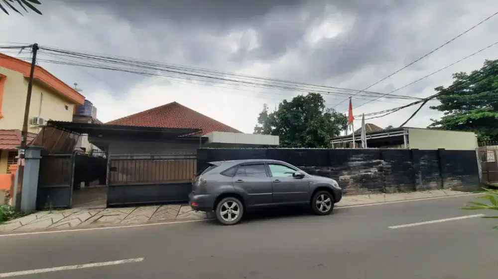 Dijual rumah halaman luas siap huni dijalan Dwikora II (dijalan utama)