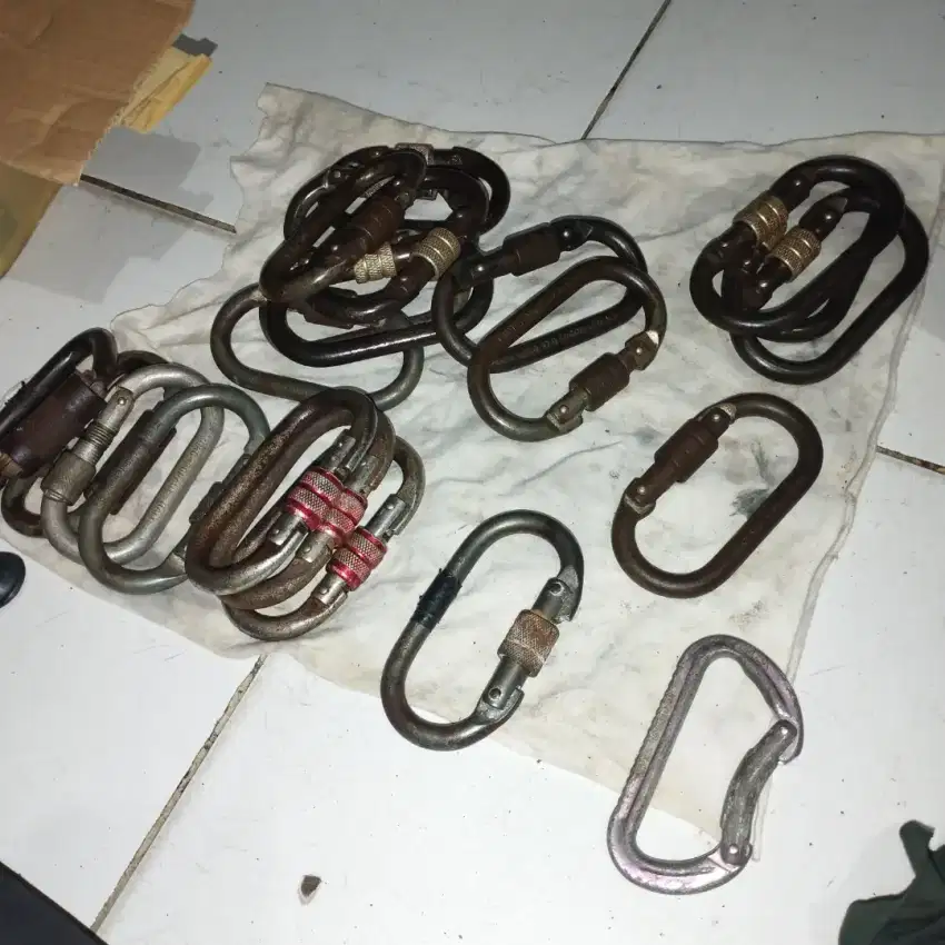 Carabiner lokal atau cina