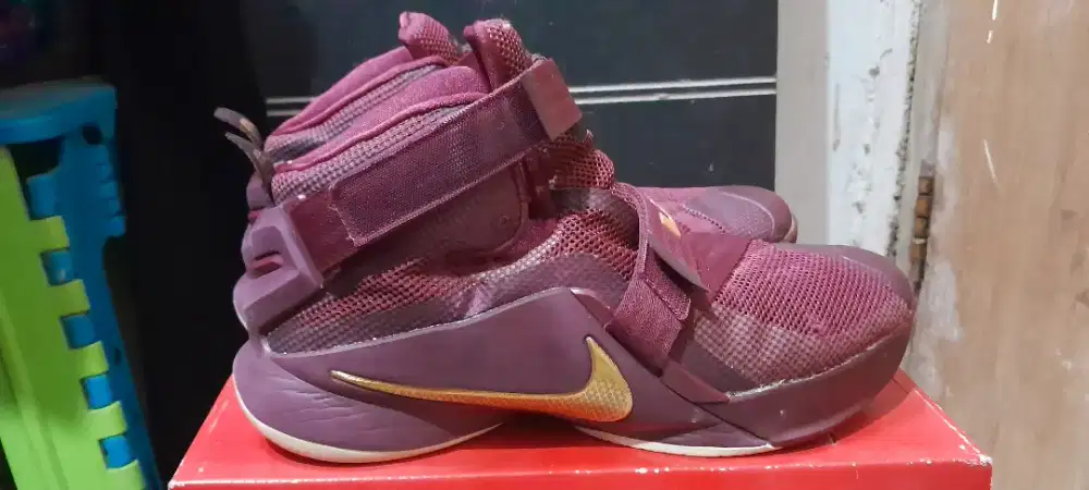 Sepatu Basket Lebron Soldier