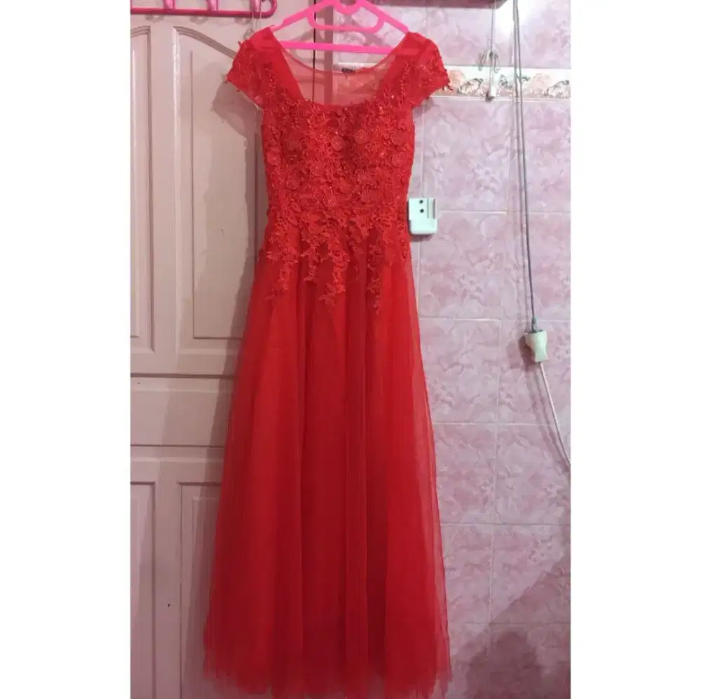 Gaun Pesta Merah