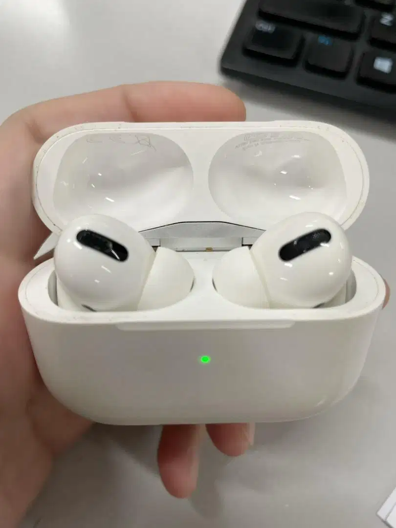 Apple AirPods Pro With Wireless Charging Case