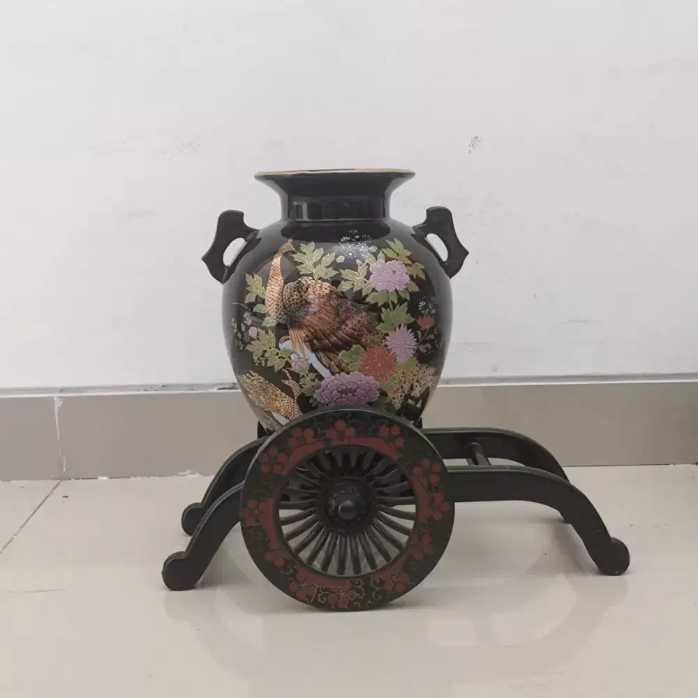 Guci Antik Hitam Jepang Gambar Burung Merak