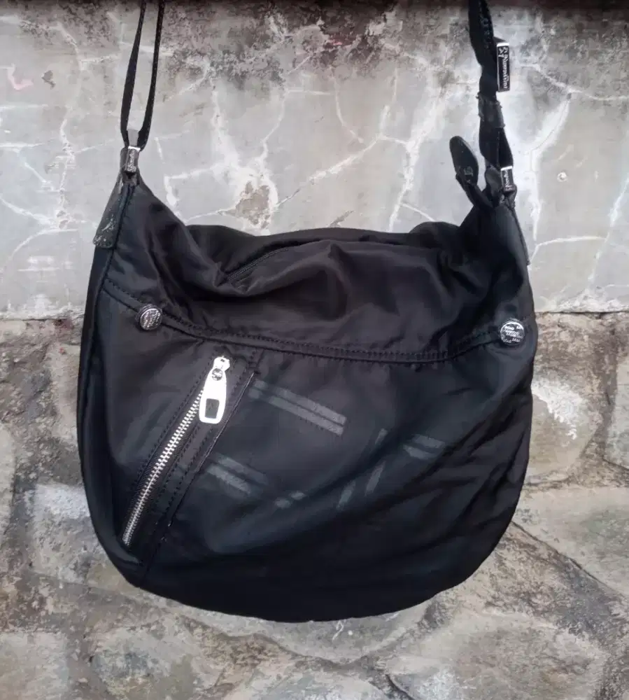 Tas cewek masikini merek ' Spiountino ' siap pakai.