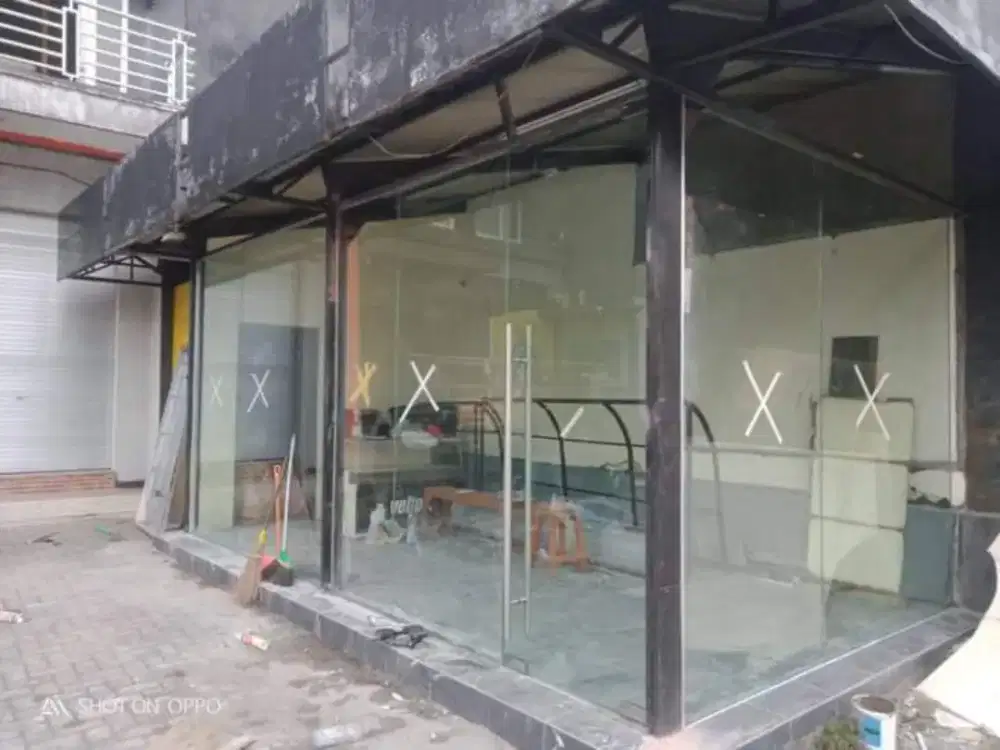 Pintu kaca tempered dan pintu kaca alumunium