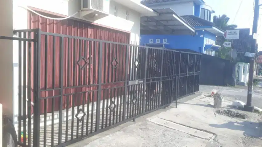 Pintu pagar dorong isian minimalis