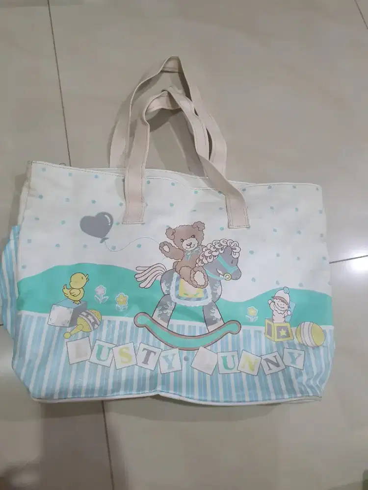 Tas bayi untuk perlengkapan bayi