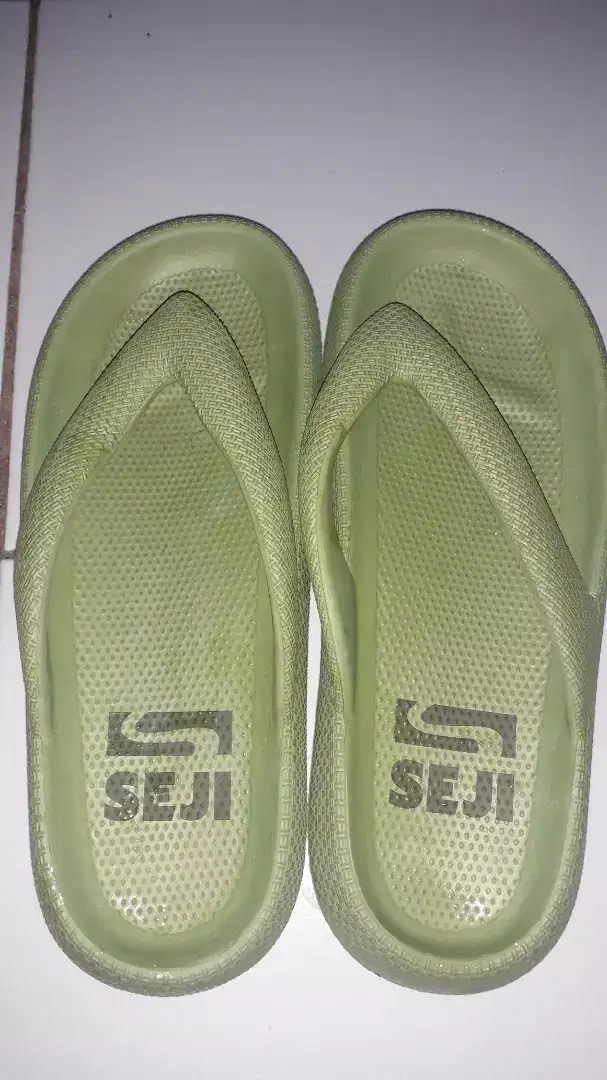 SANDAL SEJI WARNA HIJAU TABUNG GAS