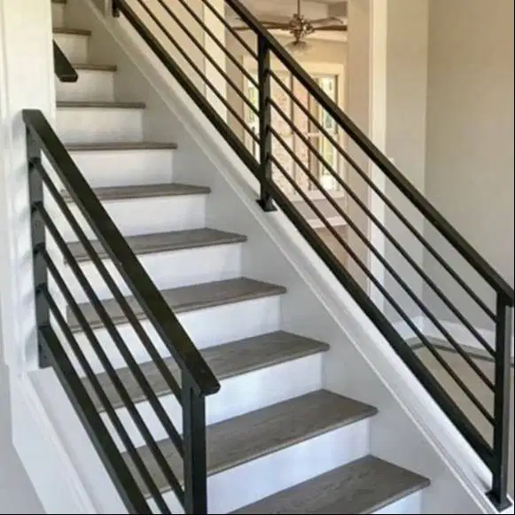 reling tangga besi warna hitam terdi