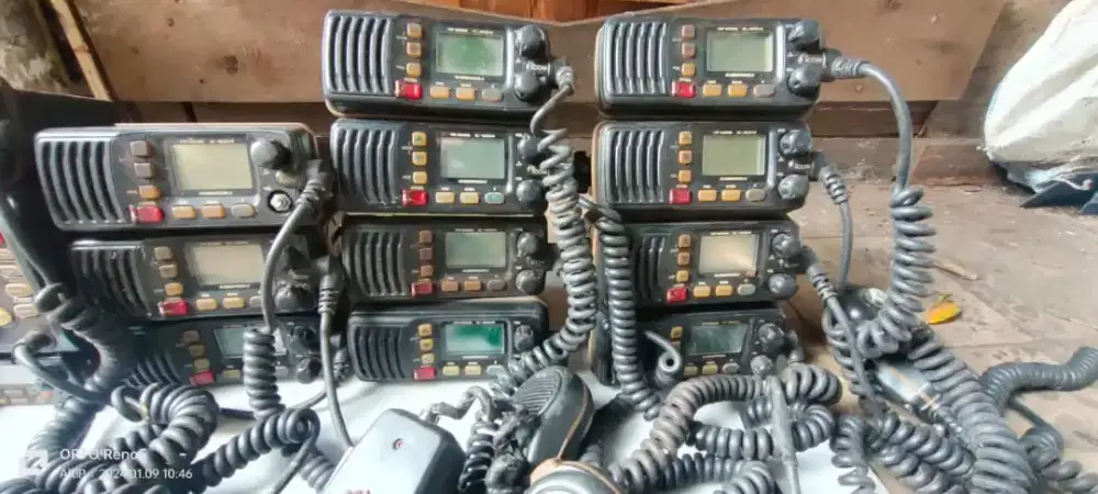 RADIO HT ALAT KOMUNIKASI DIBELI CARO