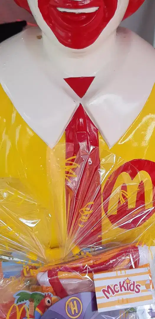 Happy meal mcd pokemon pikachu & mainan motogp