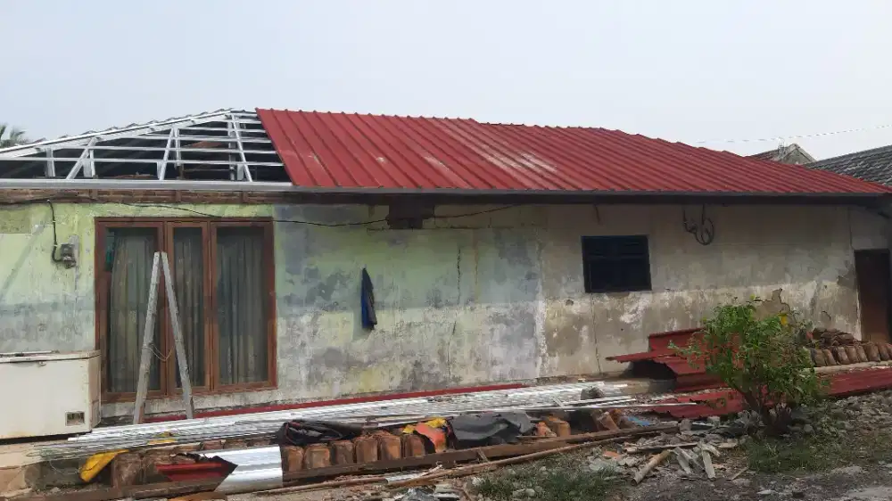 Bongkar pasang Atap Lama Ganti Rangka Baja Ringan Atap Spandek Pasir